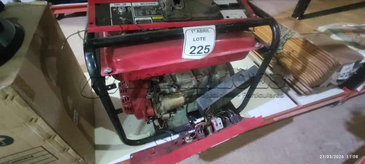 LOTE 225 - 01 GERADOR A GASOLINA DE 3.5 KVA MARCA NAGANO. (NO ESTADO) ATENÇÃO! FAZER A VISITAÇÃO ANTES DE ARREMATAR, NÃO SABEMOS SE FUNCIONA, LEILÃO NÃO TEM GARANTIA E NEM DEVOLUÇÃO, SUJEITO A POSSÍVEIS AVARIAS VISÍVEIS/OCULTAS E/OU AUSÊNCIA DE COMPONENTES.