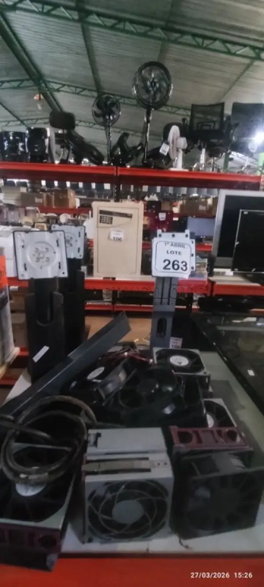 LOTE 263 - 01 LOTE COM VÁRIOS VENTILADORES DE RESFRIAMENTO DE MARCAS E MODELOS DIVERSOS, 01 RÉGUA DE TOMADAS E 03 PÉS PARA MONITORES. (NO ESTADO) ATENÇÃO! FAZER A VISITAÇÃO ANTES DE ARREMATAR, NÃO SABEMOS SE FUNCIONA, LEILÃO NÃO TEM GARANTIA E NEM DEVOLUÇÃO, SUJEITO A POSSÍVEIS AVARIAS VISÍVEIS/OCULTAS E/OU AUSÊNCIA DE COMPONENTES.