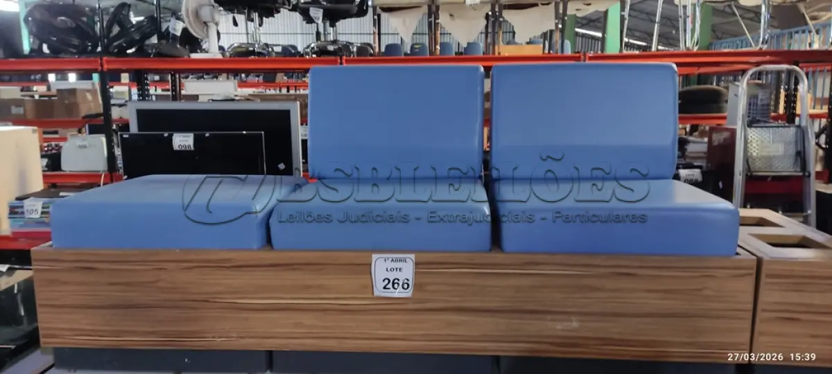 LOTE 266 - 01 SOFÁ DE 03 LUGARES COM ESTOFADO NA COR AZUL COM BASE DE MADEIRA E ESTRUTURA METÁLICA SUPORTE LATERAL. (NO ESTADO) ATENÇÃO! FAZER A VISITAÇÃO ANTES DE ARREMATAR, NÃO SABEMOS SE FUNCIONA, LEILÃO NÃO TEM GARANTIA E NEM DEVOLUÇÃO, SUJEITO A POSSÍVEIS AVARIAS VISÍVEIS/OCULTAS E/OU AUSÊNCIA DE COMPONENTES.