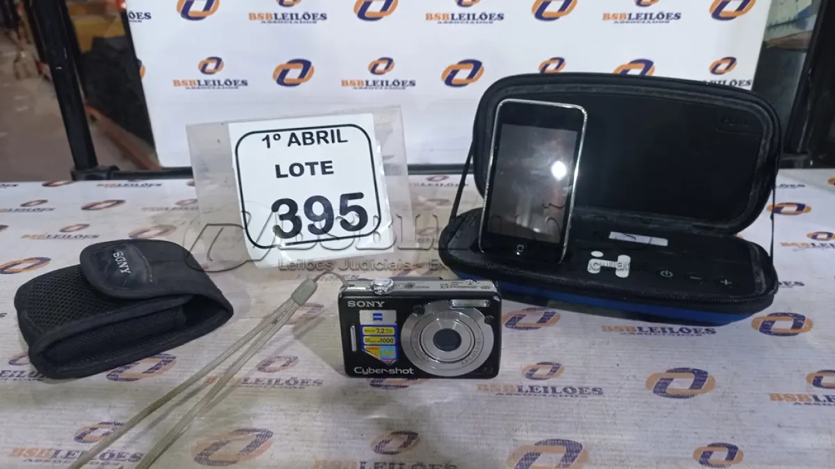 LOTE 395 - 01 IPOD APPLE 8GB (FUNCIONANDO), 01 IHOME E 01 CÂMERA DIGITAL CYBERSHOT MARCA SONY. (NO ESTADO) ATENÇÃO! FAZER A VISITAÇÃO ANTES DE ARREMATAR, NÃO SABEMOS SE FUNCIONA, LEILÃO NÃO TEM GARANTIA E NEM DEVOLUÇÃO, SUJEITO A POSSÍVEIS AVARIAS VISÍVEIS/OCULTAS E/OU AUSÊNCIA DE COMPONENTES.