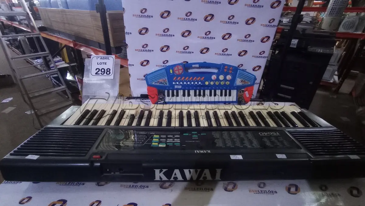 LOTE 298 - 01 PANELA CERVEJEIRA DE ALUMÍNIO COM TAMPA, 01 TECLADO MUSICAL INFANTIL E 01 TECLADO MUSICAL MODELO FS640 MARCA KAWAI. (NO ESTADO) ATENÇÃO! FAZER A VISITAÇÃO ANTES DE ARREMATAR, NÃO SABEMOS SE FUNCIONA, LEILÃO NÃO TEM GARANTIA E NEM DEVOLUÇÃO, SUJEITO A POSSÍVEIS AVARIAS VISÍVEIS/OCULTAS E/OU AUSÊNCIA DE COMPONENTES.
