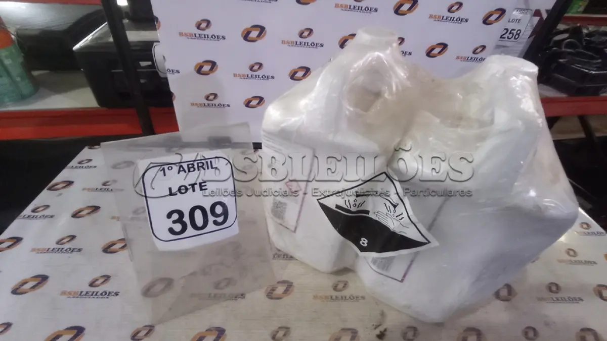 LOTE 309 - 02 GALÕES DE REMOVEDOR DE CERAS E ACABAMENTOS DE 5L CADA. (NO ESTADO) ATENÇÃO! FAZER A VISITAÇÃO ANTES DE ARREMATAR, NÃO SABEMOS SE FUNCIONA, LEILÃO NÃO TEM GARANTIA E NEM DEVOLUÇÃO, SUJEITO A POSSÍVEIS AVARIAS VISÍVEIS/OCULTAS E/OU AUSÊNCIA DE COMPONENTES.