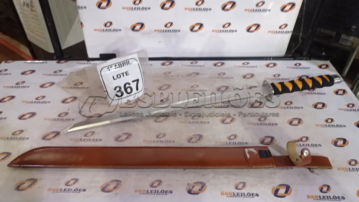 LOTE 367 - 01 FACÃO TIPO KATANA COM LÂMINA DE 50CM. (NO ESTADO) ATENÇÃO! FAZER A VISITAÇÃO ANTES DE ARREMATAR, NÃO SABEMOS SE FUNCIONA, LEILÃO NÃO TEM GARANTIA E NEM DEVOLUÇÃO, SUJEITO A POSSÍVEIS AVARIAS VISÍVEIS/OCULTAS E/OU AUSÊNCIA DE COMPONENTES.