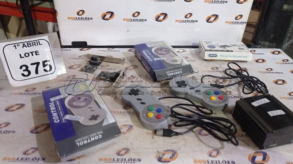LOTE 375 - 02 CONTROLES PARA SNES, 01 PLACA DE REDE PCI EXPRESS RJ45 E 01 FONTE DE ALIMENTAÇÃO FANTASMA. (NO ESTADO) ATENÇÃO! FAZER A VISITAÇÃO ANTES DE ARREMATAR, NÃO SABEMOS SE FUNCIONA, LEILÃO NÃO TEM GARANTIA E NEM DEVOLUÇÃO, SUJEITO A POSSÍVEIS AVARIAS VISÍVEIS/OCULTAS E/OU AUSÊNCIA DE COMPONENTES.