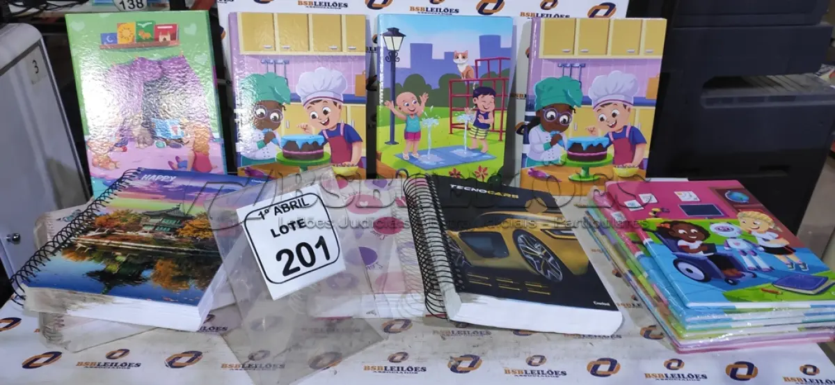 LOTE 201 - 15 CADERNOS ESCOLARES. (NO ESTADO) ATENÇÃO! FAZER A VISITAÇÃO ANTES DE ARREMATAR, NÃO SABEMOS SE FUNCIONA, LEILÃO NÃO TEM GARANTIA E NEM DEVOLUÇÃO, SUJEITO A POSSÍVEIS AVARIAS VISÍVEIS/OCULTAS E/OU AUSÊNCIA DE COMPONENTES.