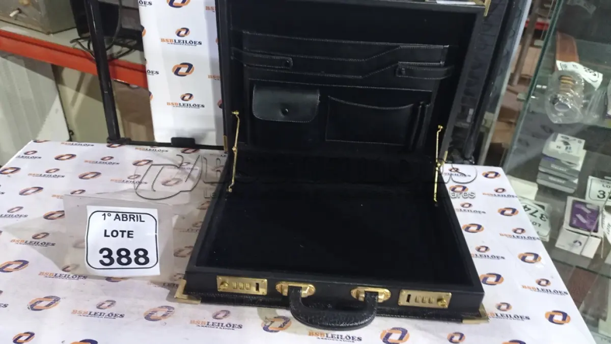 LOTE 388 - 01 MALETA COM SEGREDO NA COR PRETA. (NO ESTADO) ATENÇÃO! FAZER A VISITAÇÃO ANTES DE ARREMATAR, NÃO SABEMOS SE FUNCIONA, LEILÃO NÃO TEM GARANTIA E NEM DEVOLUÇÃO, SUJEITO A POSSÍVEIS AVARIAS VISÍVEIS/OCULTAS E/OU AUSÊNCIA DE COMPONENTES.
