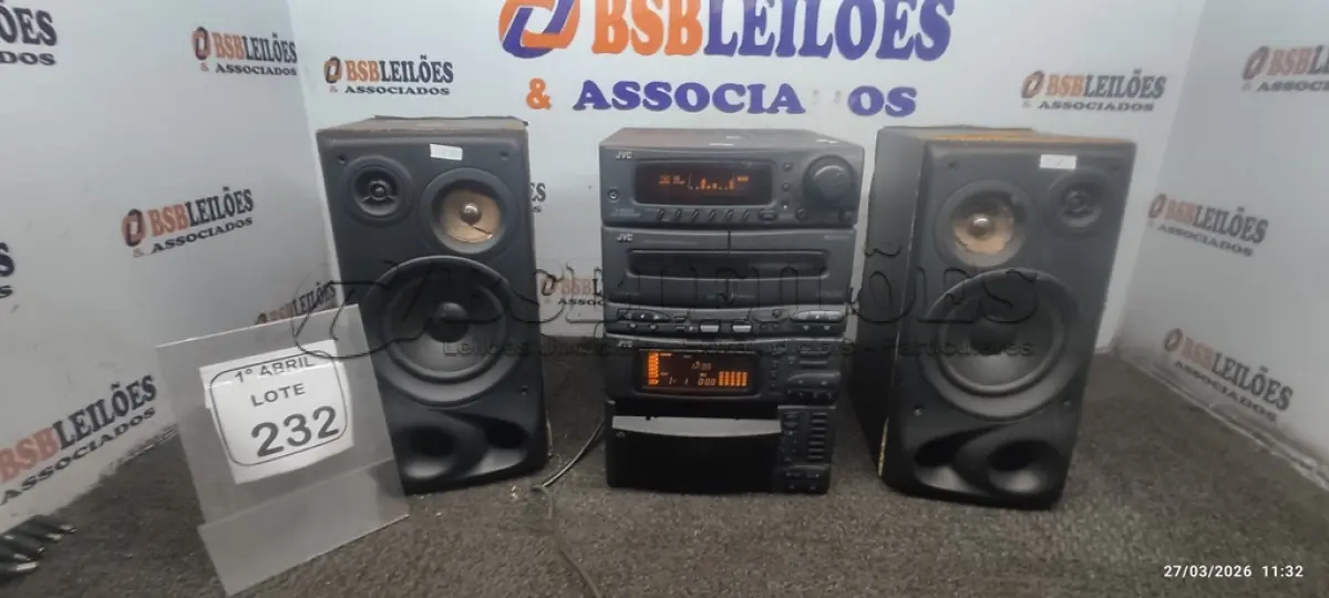 LOTE 232 - 01 APARELHO DE SOM MARCA JVC COM 02 CAIXAS. (NO ESTADO) ATENÇÃO! FAZER A VISITAÇÃO ANTES DE ARREMATAR, NÃO SABEMOS SE FUNCIONA, LEILÃO NÃO TEM GARANTIA E NEM DEVOLUÇÃO, SUJEITO A POSSÍVEIS AVARIAS VISÍVEIS/OCULTAS E/OU AUSÊNCIA DE COMPONENTES.