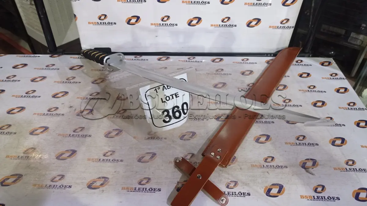 LOTE 360 - 01 FACÃO TIPO KATANA COM LÂMINA DE 50CM. (NO ESTADO) ATENÇÃO! FAZER A VISITAÇÃO ANTES DE ARREMATAR, NÃO SABEMOS SE FUNCIONA, LEILÃO NÃO TEM GARANTIA E NEM DEVOLUÇÃO, SUJEITO A POSSÍVEIS AVARIAS VISÍVEIS/OCULTAS E/OU AUSÊNCIA DE COMPONENTES.