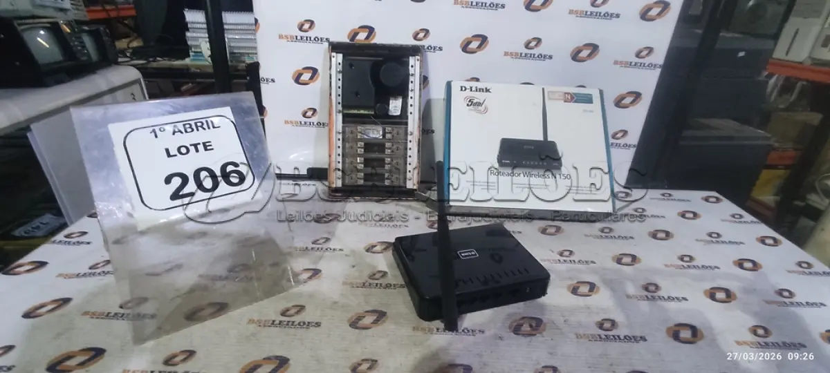 LOTE 206 - 01 ROTEADOR D LINK E 01 INTERFONE. (NO ESTADO) ATENÇÃO! FAZER A VISITAÇÃO ANTES DE ARREMATAR, NÃO SABEMOS SE FUNCIONA. LEILÃO NÃO TEM GARANTIA E NEM DEVOLUÇÃO, SUJEITO A POSSÍVEIS AVARIAS VISÍVEIS/OCULTAS E/OU AUSÊNCIA DE COMPONENTES.