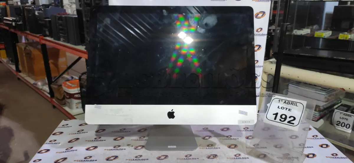 LOTE 192 - 01 IMAC APPLE. (NO ESTADO) ATENÇÃO! FAZER A VISITAÇÃO ANTES DE ARREMATAR, NÃO SABEMOS SE FUNCIONA, LEILÃO NÃO TEM GARANTIA E NEM DEVOLUÇÃO, SUJEITO A POSSÍVEIS AVARIAS VISÍVEIS/OCULTAS E/OU AUSÊNCIA DE COMPONENTES.