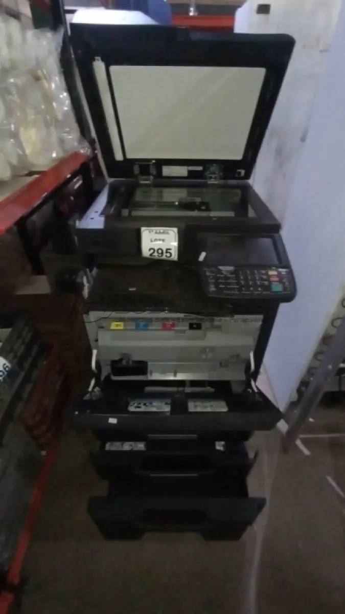 LOTE 295 - 01 COPIADORA TASKALFA 2551CI 110V MARCA KYOCERA. (NO ESTADO) ATENÇÃO! FAZER A VISITAÇÃO ANTES DE ARREMATAR, NÃO SABEMOS SE FUNCIONA, LEILÃO NÃO TEM GARANTIA E NEM DEVOLUÇÃO, SUJEITO A POSSÍVEIS AVARIAS VISÍVEIS/OCULTAS E/OU AUSÊNCIA DE COMPONENTES.