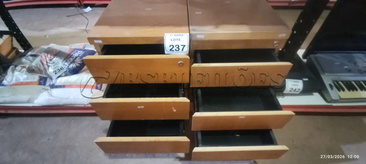 LOTE 237 - 02 GAVETEIROS DE MADEIRA COM 03 GAVETAS CADA. (NO ESTADO) ATENÇÃO! FAZER A VISITAÇÃO ANTES DE ARREMATAR, NÃO SABEMOS SE FUNCIONA, LEILÃO NÃO TEM GARANTIA E NEM DEVOLUÇÃO, SUJEITO A POSSÍVEIS AVARIAS VISÍVEIS/OCULTAS E/OU AUSÊNCIA DE COMPONENTES.