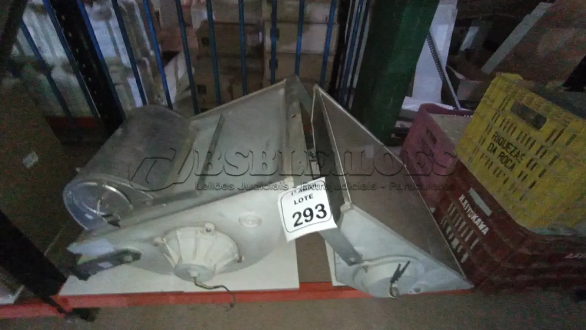 LOTE 293 - 03 REFLETORES DE TAMANHOS DIVERSOS. (NO ESTADO) ATENÇÃO! FAZER A VISITAÇÃO ANTES DE ARREMATAR, NÃO SABEMOS SE FUNCIONA, LEILÃO NÃO TEM GARANTIA E NEM DEVOLUÇÃO, SUJEITO A POSSÍVEIS AVARIAS VISÍVEIS/OCULTAS E/OU AUSÊNCIA DE COMPONENTES.