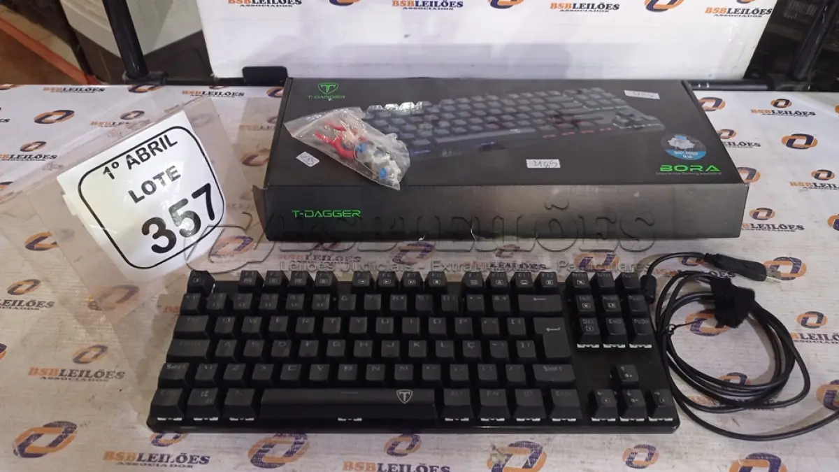 LOTE 357 - 01 TECLADO GAMER PARA PC MARCA T-DAGGER. (NO ESTADO) ATENÇÃO! FAZER A VISITAÇÃO ANTES DE ARREMATAR, NÃO SABEMOS SE FUNCIONA, LEILÃO NÃO TEM GARANTIA E NEM DEVOLUÇÃO, SUJEITO A POSSÍVEIS AVARIAS VISÍVEIS/OCULTAS E/OU AUSÊNCIA DE COMPONENTES.