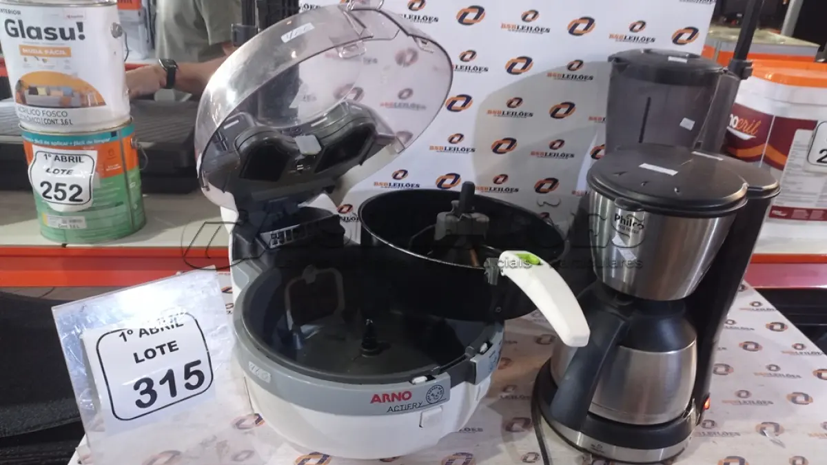 LOTE 315 - 01 LIQUIDIFICADOR MARCA PHILCO, 01 CAFETEIRA MARCA PHILCO E 01 FRITADEIRA ELÉTRICA MARCA ARNO. (NO ESTADO) ATENÇÃO! FAZER A VISITAÇÃO ANTES DE ARREMATAR, NÃO SABEMOS SE FUNCIONA, LEILÃO NÃO TEM GARANTIA E NEM DEVOLUÇÃO, SUJEITO A POSSÍVEIS AVARIAS VISÍVEIS/OCULTAS E/OU AUSÊNCIA DE COMPONENTES.