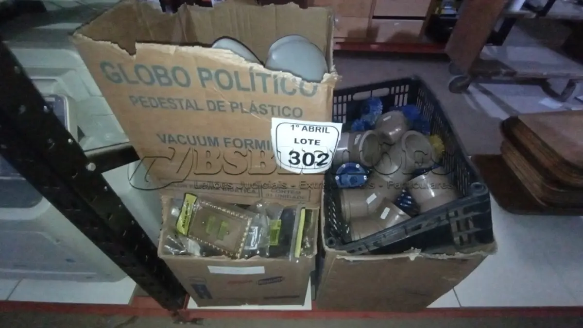 LOTE 302 - 01 LOTE COM GRANDE QUANTIDADE DE ESPELHOS PARA TOMADA, ESCOVAS CIRCULARES, 06 JOELHOS SOLDÁVEIS 75MM, 04 GLOBOS DE PLÁSTICOS E 01 CAIXA COM VÁRIAS TINTAS XADREZ EM PÓ. (NO ESTADO) ATENÇÃO! FAZER A VISITAÇÃO ANTES DE ARREMATAR, NÃO SABEMOS SE FUNCIONA, LEILÃO NÃO TEM GARANTIA E NEM DEVOLUÇÃO, SUJEITO A POSSÍVEIS AVARIAS VISÍVEIS/OCULTAS E/OU AUSÊNCIA DE COMPONENTES.