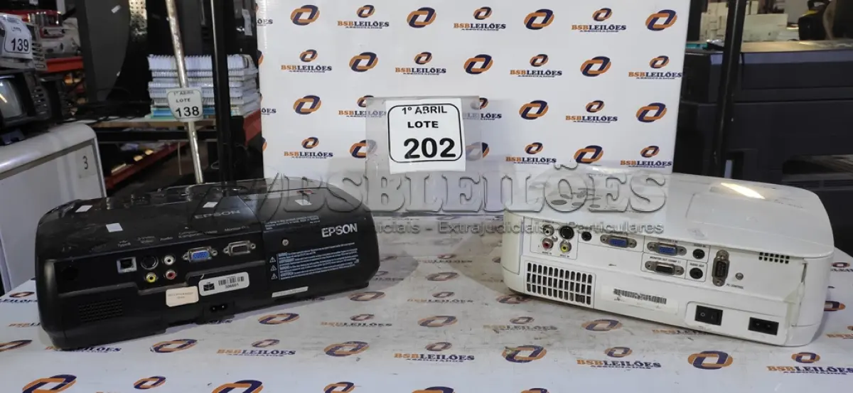 LOTE 202 - 02 PROJETORES MARCA NEC E EPSON. (NO ESTADO) ATENÇÃO! FAZER A VISITAÇÃO ANTES DE ARREMATAR, NÃO SABEMOS SE FUNCIONA, LEILÃO NÃO TEM GARANTIA E NEM DEVOLUÇÃO, SUJEITO A POSSÍVEIS AVARIAS VISÍVEIS/OCULTAS E/OU AUSÊNCIA DE COMPONENTES.