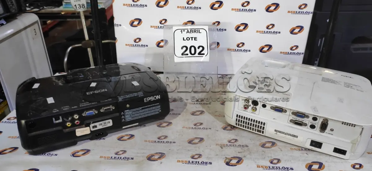 LOTE 202 - 02 PROJETORES MARCA NEC E EPSON. (NO ESTADO) ATENÇÃO! FAZER A VISITAÇÃO ANTES DE ARREMATAR, NÃO SABEMOS SE FUNCIONA, LEILÃO NÃO TEM GARANTIA E NEM DEVOLUÇÃO, SUJEITO A POSSÍVEIS AVARIAS VISÍVEIS/OCULTAS E/OU AUSÊNCIA DE COMPONENTES.