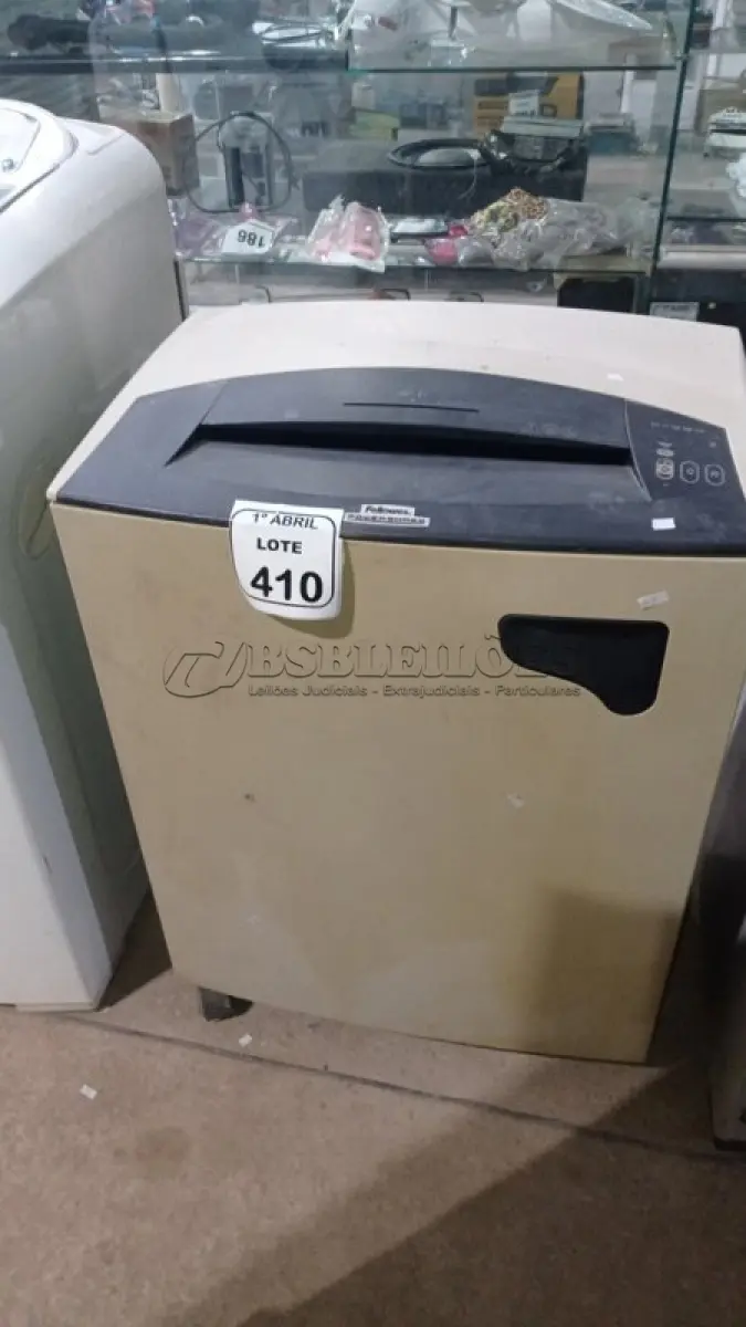 LOTE 410 - 01 FRAGMENTADORA DE PAPEL MARCA FELLOWES. (NO ESTADO) ATENÇÃO! FAZER A VISITAÇÃO ANTES DE ARREMATAR, NÃO SABEMOS SE FUNCIONA, LEILÃO NÃO TEM GARANTIA E NEM DEVOLUÇÃO, SUJEITO A POSSÍVEIS AVARIAS VISÍVEIS/OCULTAS E/OU AUSÊNCIA DE COMPONENTES.
