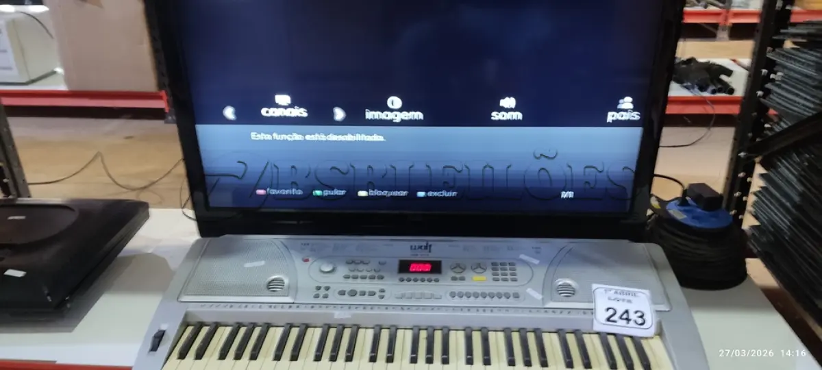 LOTE 243 - 01 TV LCD 42’’ MARCA AOC E 01 TECLADO MUSICAL MODELO WRK-2173 MARCA WOLF. (NO ESTADO) ATENÇÃO! FAZER A VISITAÇÃO ANTES DE ARREMATAR, NÃO SABEMOS SE FUNCIONA, LEILÃO NÃO TEM GARANTIA E NEM DEVOLUÇÃO, SUJEITO A POSSÍVEIS AVARIAS VISÍVEIS/OCULTAS E/OU AUSÊNCIA DE COMPONENTES.