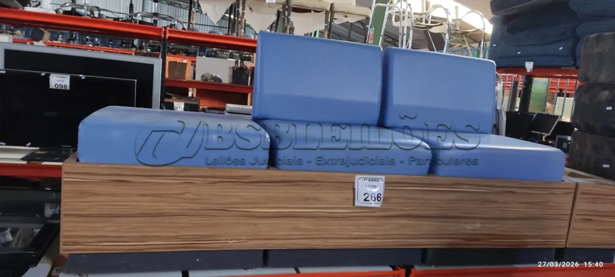 LOTE 266 - 01 SOFÁ DE 03 LUGARES COM ESTOFADO NA COR AZUL COM BASE DE MADEIRA E ESTRUTURA METÁLICA SUPORTE LATERAL. (NO ESTADO) ATENÇÃO! FAZER A VISITAÇÃO ANTES DE ARREMATAR, NÃO SABEMOS SE FUNCIONA, LEILÃO NÃO TEM GARANTIA E NEM DEVOLUÇÃO, SUJEITO A POSSÍVEIS AVARIAS VISÍVEIS/OCULTAS E/OU AUSÊNCIA DE COMPONENTES.