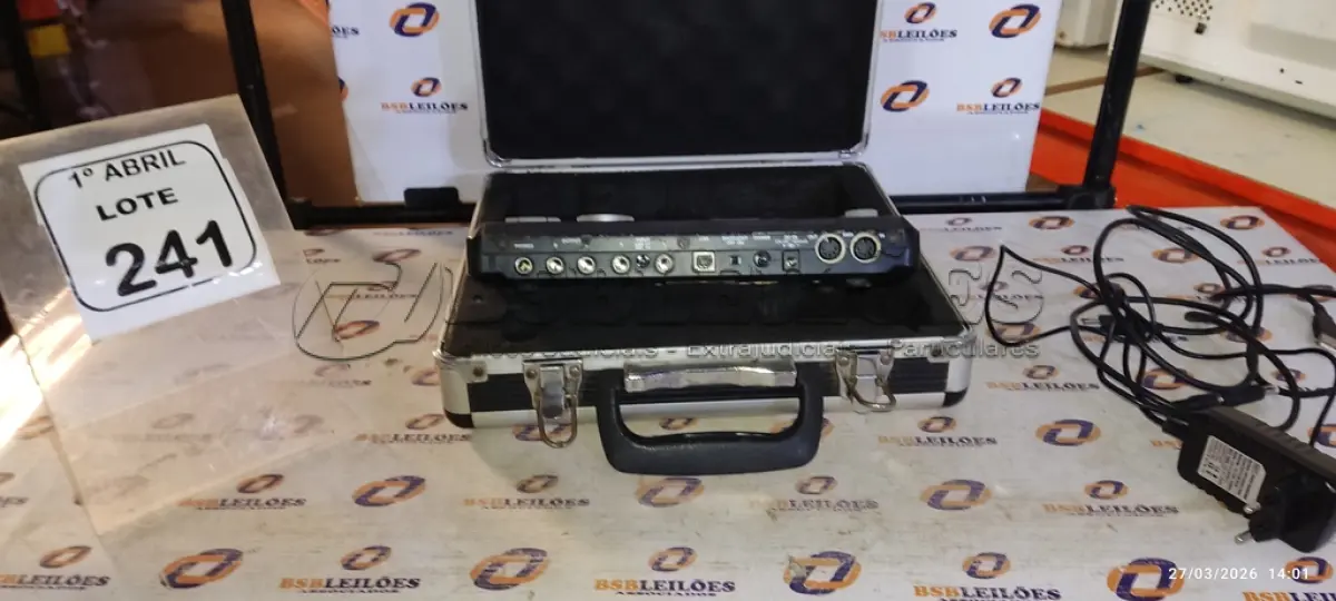LOTE 241 - 01 CENTRO DE PRODUÇÃO MUSICAL MPC500 MARCA AKAI. (NO ESTADO) ATENÇÃO! FAZER A VISITAÇÃO ANTES DE ARREMATAR, NÃO SABEMOS SE FUNCIONA, LEILÃO NÃO TEM GARANTIA E NEM DEVOLUÇÃO, SUJEITO A POSSÍVEIS AVARIAS VISÍVEIS/OCULTAS E/OU AUSÊNCIA DE COMPONENTES.