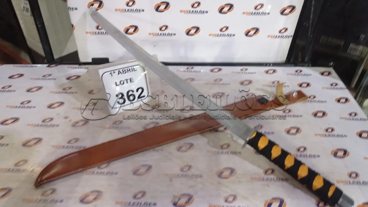 LOTE 362 - 01 FACÃO TIPO KATANA COM LÂMINA DE 50CM. (NO ESTADO) ATENÇÃO! FAZER A VISITAÇÃO ANTES DE ARREMATAR, NÃO SABEMOS SE FUNCIONA, LEILÃO NÃO TEM GARANTIA E NEM DEVOLUÇÃO, SUJEITO A POSSÍVEIS AVARIAS VISÍVEIS/OCULTAS E/OU AUSÊNCIA DE COMPONENTES.
