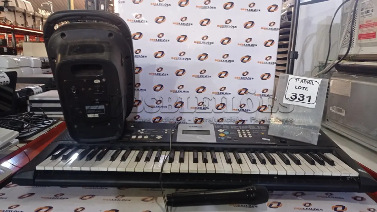 LOTE 331 - 01 TECLADO MUSICAL PSR E223 MARCA YAMAHA E 01 CAIXA DE SOM. (NO ESTADO) ATENÇÃO! FAZER A VISITAÇÃO ANTES DE ARREMATAR, NÃO SABEMOS SE FUNCIONA, LEILÃO NÃO TEM GARANTIA E NEM DEVOLUÇÃO, SUJEITO A POSSÍVEIS AVARIAS VISÍVEIS/OCULTAS E/OU AUSÊNCIA DE COMPONENTES.
