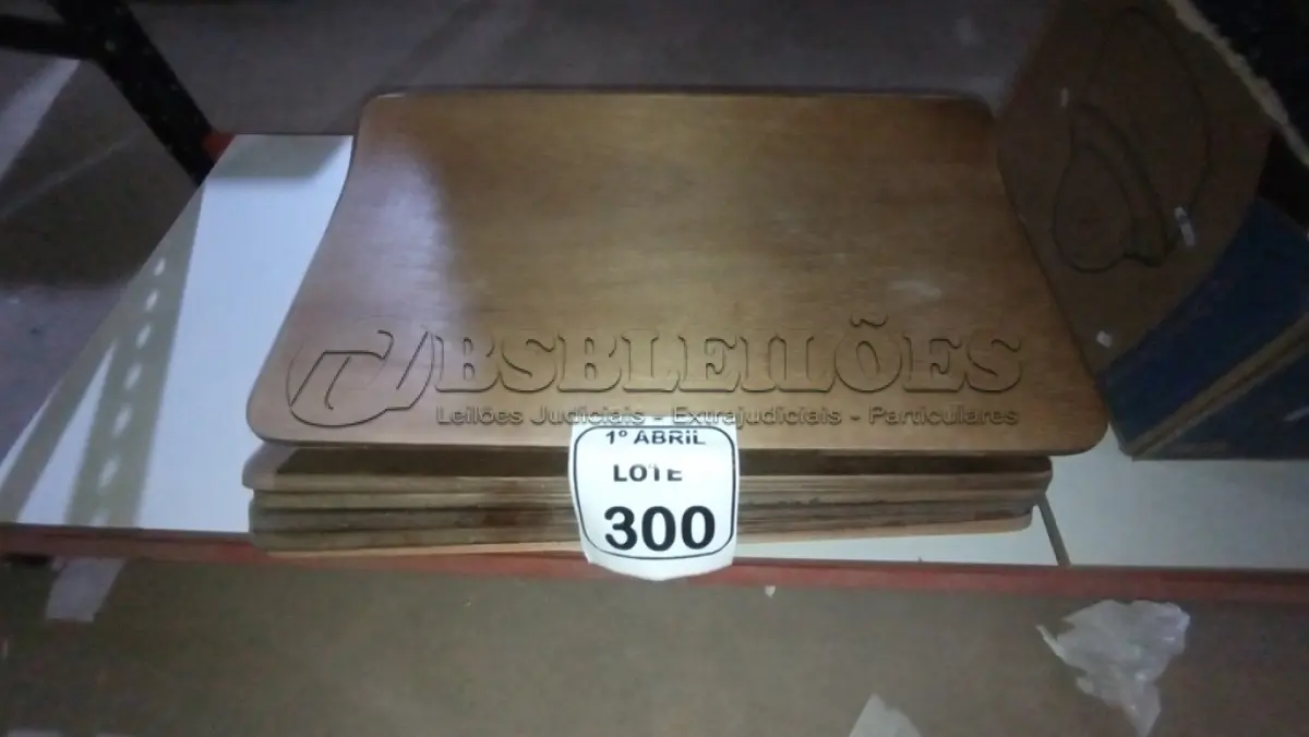 LOTE 300 - 20 PLACAS DE MADEIRA. (NO ESTADO) ATENÇÃO! FAZER A VISITAÇÃO ANTES DE ARREMATAR, NÃO SABEMOS SE FUNCIONA, LEILÃO NÃO TEM GARANTIA E NEM DEVOLUÇÃO, SUJEITO A POSSÍVEIS AVARIAS VISÍVEIS/OCULTAS E/OU AUSÊNCIA DE COMPONENTES.