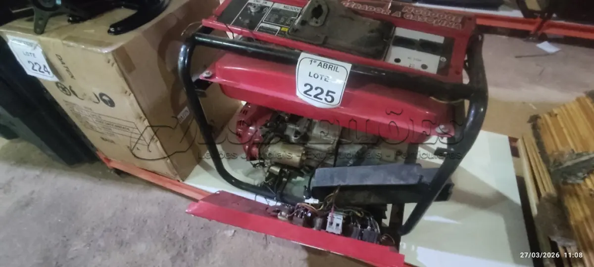 LOTE 225 - 01 GERADOR A GASOLINA DE 3.5 KVA MARCA NAGANO. (NO ESTADO) ATENÇÃO! FAZER A VISITAÇÃO ANTES DE ARREMATAR, NÃO SABEMOS SE FUNCIONA, LEILÃO NÃO TEM GARANTIA E NEM DEVOLUÇÃO, SUJEITO A POSSÍVEIS AVARIAS VISÍVEIS/OCULTAS E/OU AUSÊNCIA DE COMPONENTES.