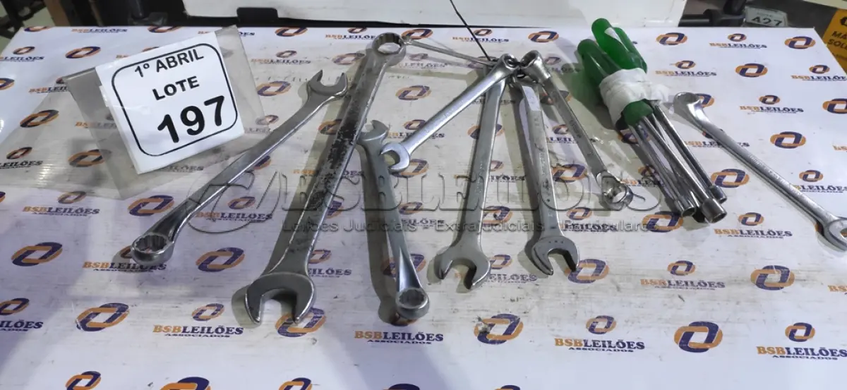LOTE 197 - 01 LOTE COM VÁRIAS CHAVES TAMANHOS E MEDIDAS DIVERSAS MARCAS STARFER E BELZER. (NO ESTADO) ATENÇÃO! FAZER A VISITAÇÃO ANTES DE ARREMATAR, NÃO SABEMOS SE FUNCIONA, LEILÃO NÃO TEM GARANTIA E NEM DEVOLUÇÃO, SUJEITO A POSSÍVEIS AVARIAS VISÍVEIS/OCULTAS E/OU AUSÊNCIA DE COMPONENTES.