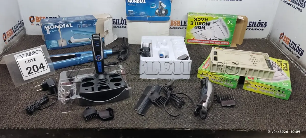 LOTE 204 - 03 RACKS PARA DISCO, 02 MÁQUINAS DE CORTAR CABELO E 01 PRANCHA DE CABELO. (NO ESTADO) ATENÇÃO! FAZER A VISITAÇÃO DE ARREMATAR, NÃO SABEMOS SE FUNCIONA, LEILÃO NÃO TEM GARANTIA E NEM DEVOLUÇÃO, SUJEITO A POSSÍVEIS AVARIAS VISÍVEIS/OCULTAS E/OU AUSÊNCIA DE COMPONENTES.