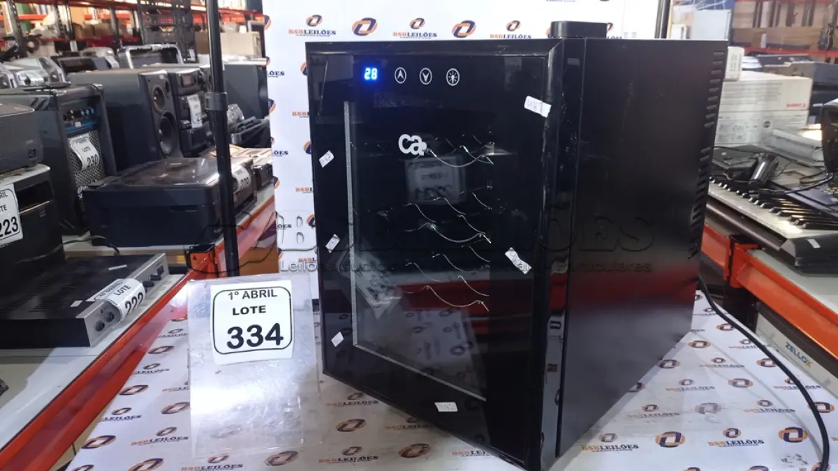 LOTE 334 - 01 ADEGA PARA VINHO BIVOLT. (NO ESTADO) ATENÇÃO! FAZER A VISITAÇÃO ANTES DE ARREMATAR, NÃO SABEMOS SE FUNCIONA, LEILÃO NÃO TEM GARANTIA E NEM DEVOLUÇÃO, SUJEITO A POSSÍVEIS AVARIAS VISÍVEIS/OCULTAS E/OU AUSÊNCIA DE COMPONENTES.