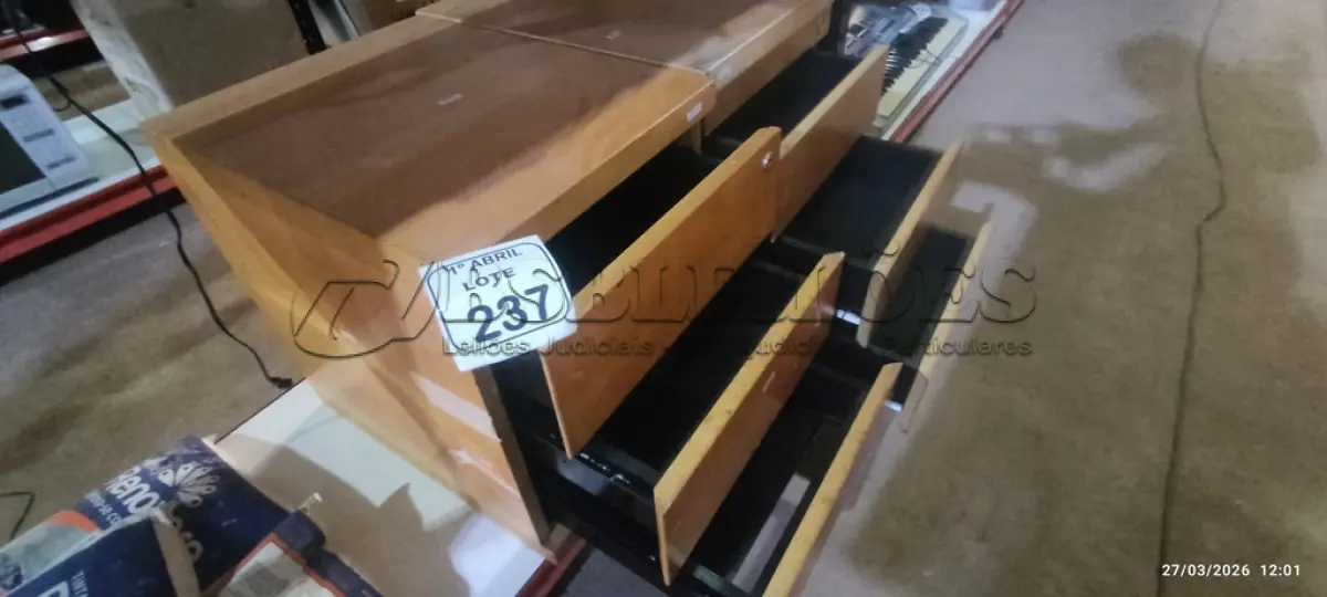 LOTE 237 - 02 GAVETEIROS DE MADEIRA COM 03 GAVETAS CADA. (NO ESTADO) ATENÇÃO! FAZER A VISITAÇÃO ANTES DE ARREMATAR, NÃO SABEMOS SE FUNCIONA, LEILÃO NÃO TEM GARANTIA E NEM DEVOLUÇÃO, SUJEITO A POSSÍVEIS AVARIAS VISÍVEIS/OCULTAS E/OU AUSÊNCIA DE COMPONENTES.