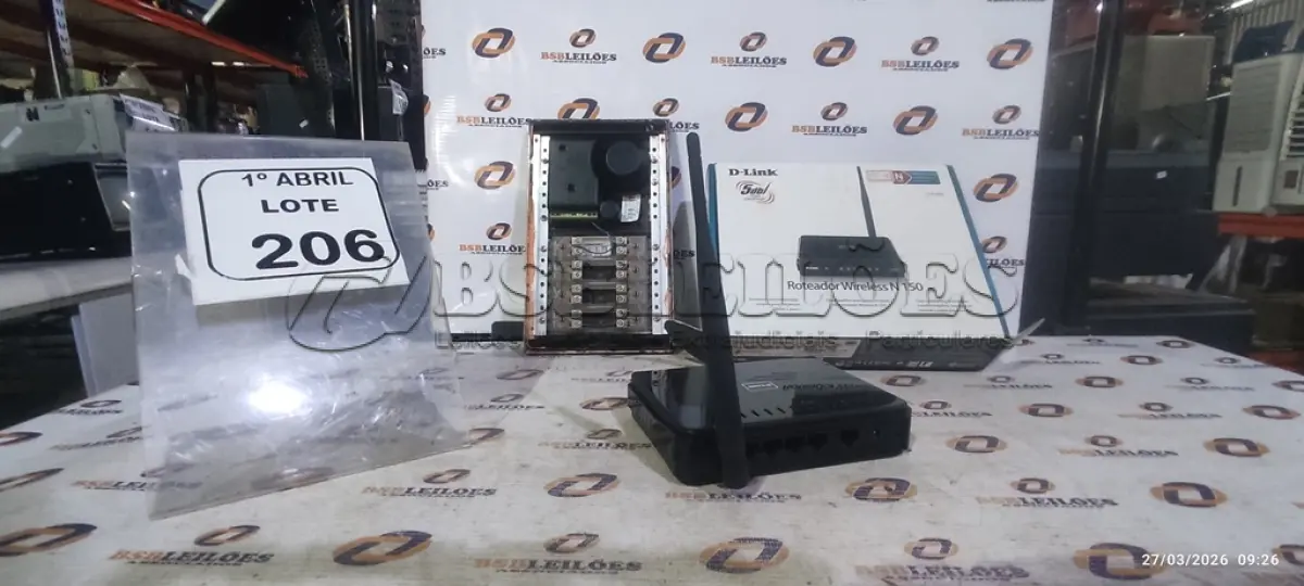 LOTE 206 - 01 ROTEADOR D LINK E 01 INTERFONE. (NO ESTADO) ATENÇÃO! FAZER A VISITAÇÃO ANTES DE ARREMATAR, NÃO SABEMOS SE FUNCIONA. LEILÃO NÃO TEM GARANTIA E NEM DEVOLUÇÃO, SUJEITO A POSSÍVEIS AVARIAS VISÍVEIS/OCULTAS E/OU AUSÊNCIA DE COMPONENTES.