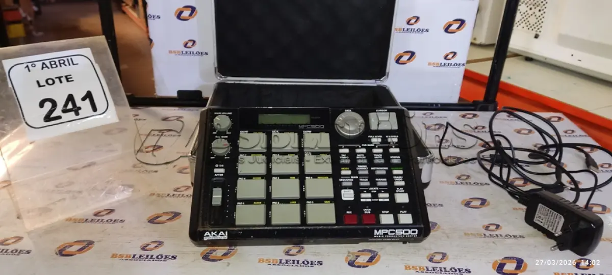 LOTE 241 - 01 CENTRO DE PRODUÇÃO MUSICAL MPC500 MARCA AKAI. (NO ESTADO) ATENÇÃO! FAZER A VISITAÇÃO ANTES DE ARREMATAR, NÃO SABEMOS SE FUNCIONA, LEILÃO NÃO TEM GARANTIA E NEM DEVOLUÇÃO, SUJEITO A POSSÍVEIS AVARIAS VISÍVEIS/OCULTAS E/OU AUSÊNCIA DE COMPONENTES.