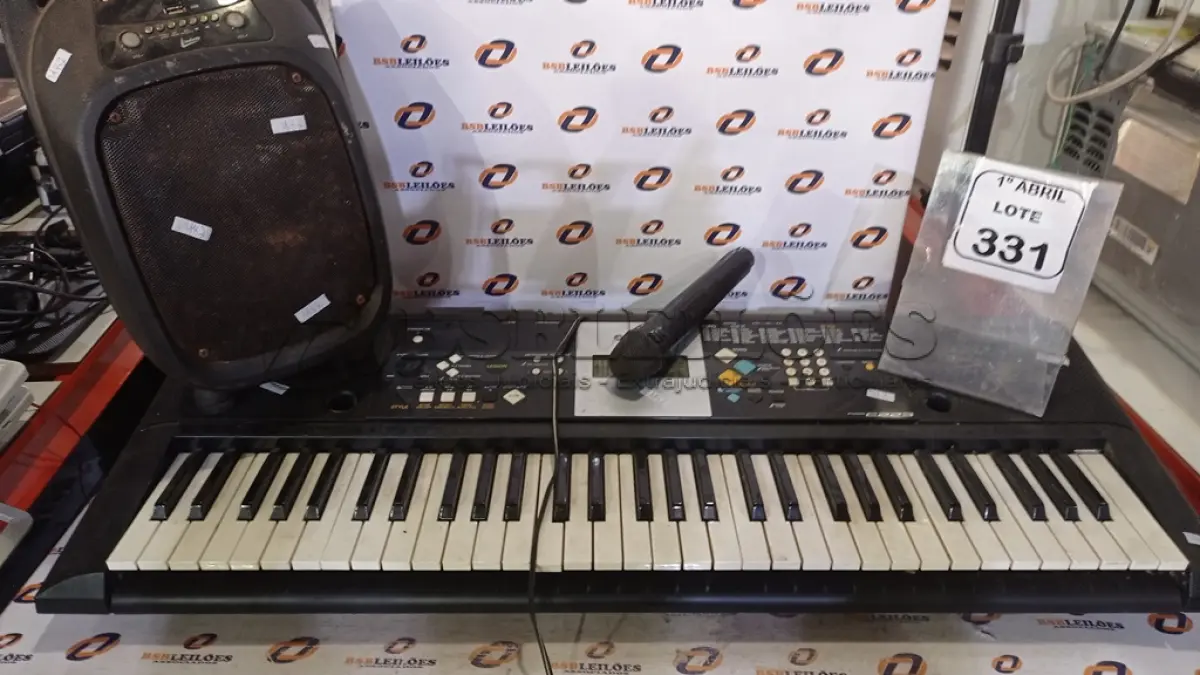LOTE 331 - 01 TECLADO MUSICAL PSR E223 MARCA YAMAHA E 01 CAIXA DE SOM. (NO ESTADO) ATENÇÃO! FAZER A VISITAÇÃO ANTES DE ARREMATAR, NÃO SABEMOS SE FUNCIONA, LEILÃO NÃO TEM GARANTIA E NEM DEVOLUÇÃO, SUJEITO A POSSÍVEIS AVARIAS VISÍVEIS/OCULTAS E/OU AUSÊNCIA DE COMPONENTES.