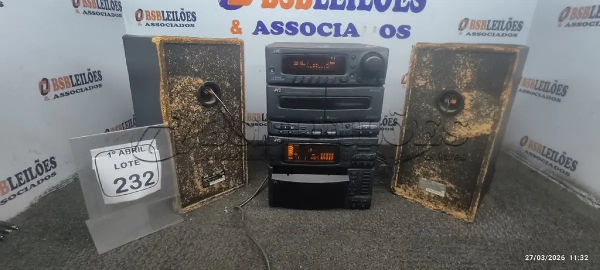 LOTE 232 - 01 APARELHO DE SOM MARCA JVC COM 02 CAIXAS. (NO ESTADO) ATENÇÃO! FAZER A VISITAÇÃO ANTES DE ARREMATAR, NÃO SABEMOS SE FUNCIONA, LEILÃO NÃO TEM GARANTIA E NEM DEVOLUÇÃO, SUJEITO A POSSÍVEIS AVARIAS VISÍVEIS/OCULTAS E/OU AUSÊNCIA DE COMPONENTES.