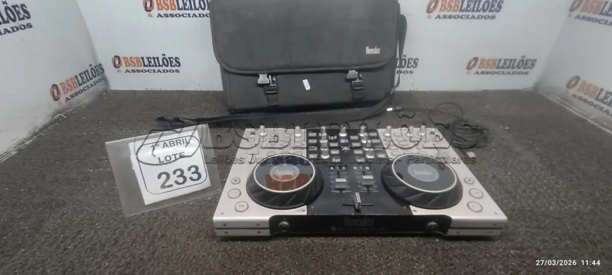 LOTE 233 - 01 CONTROLADORA DE DJ MODELO DJ CONSOLE 4-MX MARCA HERCULES. (NO ESTADO) ATENÇÃO! FAZER A VISITAÇÃO ANTES DE ARREMATAR, NÃO SABEMOS SE FUNCIONA, LEILÃO NÃO TEM GARANTIA E NEM DEVOLUÇÃO, SUJEITO A POSSÍVEIS AVARIAS VISÍVEIS/OCULTAS E/OU AUSÊNCIA DE COMPONENTES.
