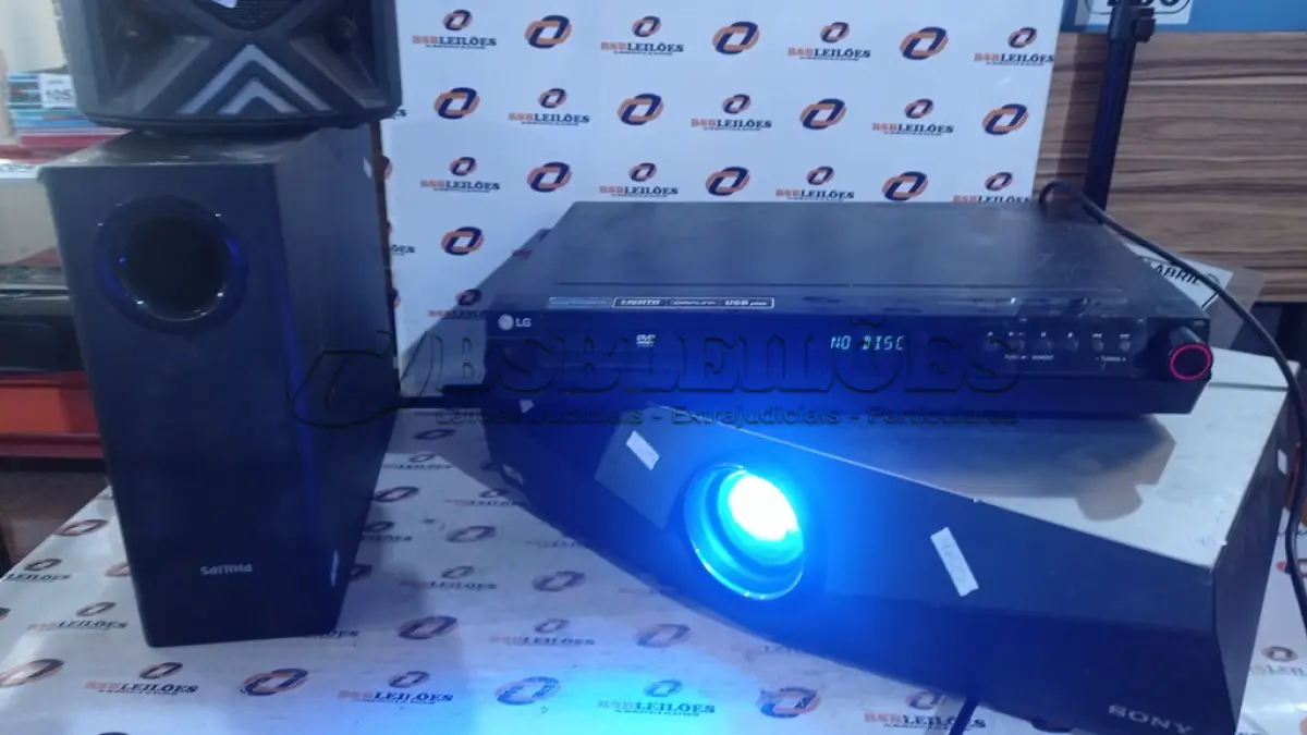 LOTE 303 - 01 PROJETOR MARCA SONY, 01 APARELHO DE DVD MARCA LG, 01 CAIXA SUBWOOFER MARCA PHILIPS E 01 CAIXA DE SOM MARCA GRASEP. (NO ESTADO) ATENÇÃO! FAZER A VISITAÇÃO ANTES DE ARREMATAR, NÃO SABEMOS SE FUNCIONA, LEILÃO NÃO TEM GARANTIA E NEM DEVOLUÇÃO, SUJEITO A POSSÍVEIS AVARIAS VISÍVEIS/OCULTAS E/OU AUSÊNCIA DE COMPONENTES.