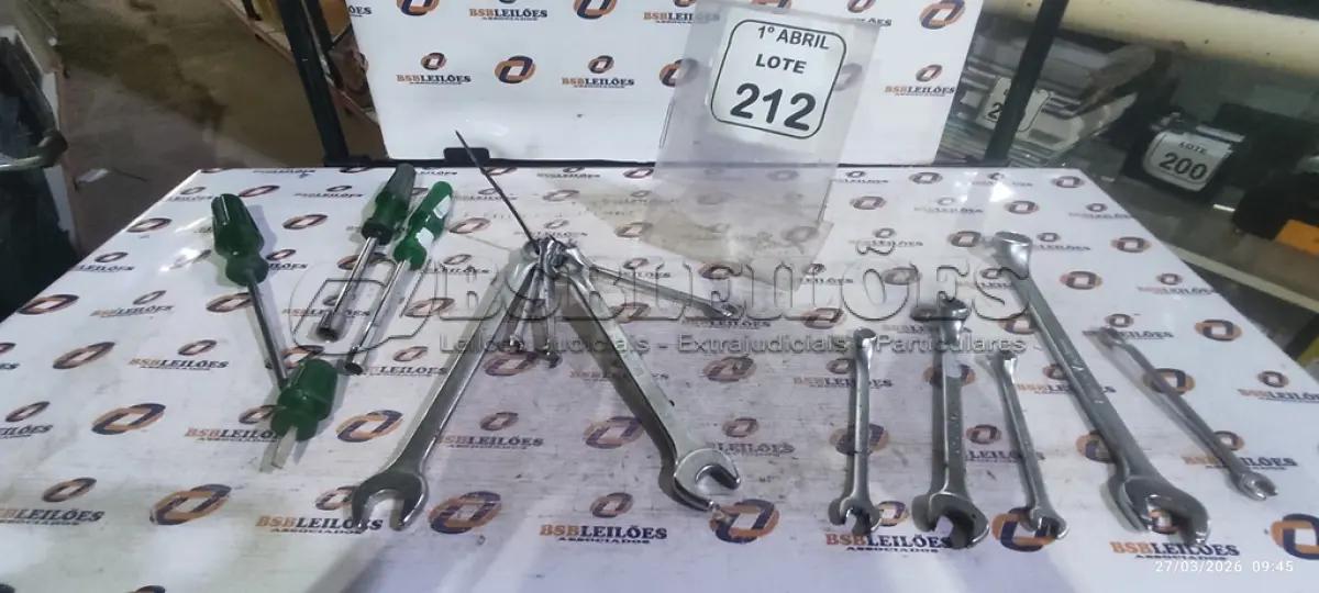LOTE 212 - 01 LOTE COM VÁRIAS CHAVES TAMANHOS E MEDIDAS DIVERSAS MARCA BELZER. (NO ESTADO) ATENÇÃO! FAZER A VISITAÇÃO ANTES DE ARREMATAR, NÃO SABEMOS SE FUNCIONA, LEILÃO NÃO TEM GARANTIA E NEM DEVOLUÇÃO, SUJEITO A POSSÍVEIS AVARIAS VISÍVEIS/OCULTAS E/OU AUSÊNCIA DE COMPONENTES.