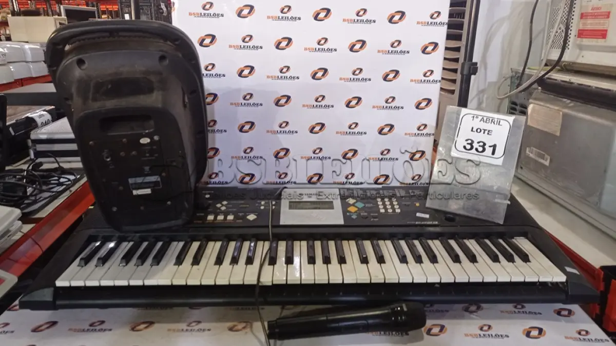 LOTE 331 - 01 TECLADO MUSICAL PSR E223 MARCA YAMAHA E 01 CAIXA DE SOM. (NO ESTADO) ATENÇÃO! FAZER A VISITAÇÃO ANTES DE ARREMATAR, NÃO SABEMOS SE FUNCIONA, LEILÃO NÃO TEM GARANTIA E NEM DEVOLUÇÃO, SUJEITO A POSSÍVEIS AVARIAS VISÍVEIS/OCULTAS E/OU AUSÊNCIA DE COMPONENTES.