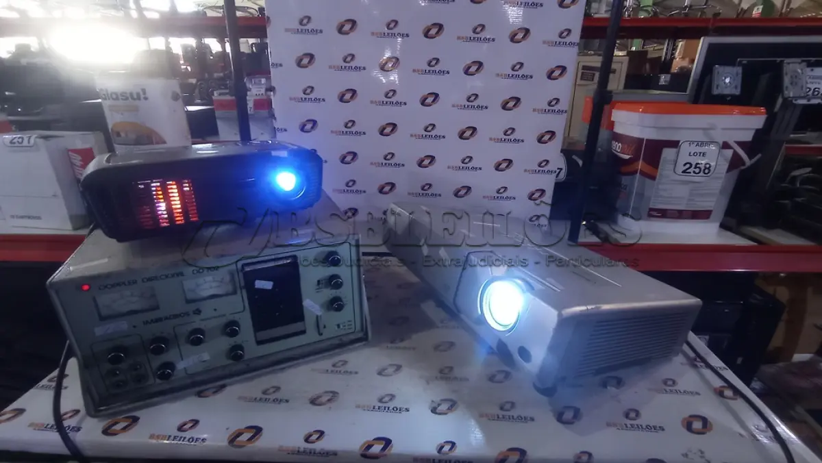 LOTE 314 - 01 PROJETOR MARCA SHARP, 01 PROJETOR E 01 DOPPLER DIRECIONAL MODELO DD 702. (NO ESTADO) ATENÇÃO! FAZER A VISITAÇÃO ANTES DE ARREMATAR, NÃO SABEMOS SE FUNCIONA, LEILÃO NÃO TEM GARANTIA E NEM DEVOLUÇÃO, SUJEITO A POSSÍVEIS AVARIAS VISÍVEIS/OCULTAS E/OU AUSÊNCIA DE COMPONENTES.
