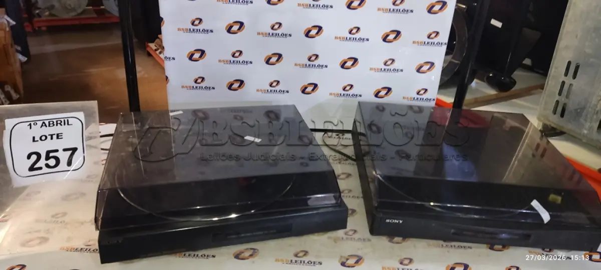 LOTE 257 - 02 TOCA DISCOS MARCA SONY. (NO ESTADO) ATENÇÃO! FAZER A VISITAÇÃO ANTES DE ARREMATAR, NÃO SABEMOS SE FUNCIONA, LEILÃO NÃO TEM GARANTIA E NEM DEVOLUÇÃO, SUJEITO A POSSÍVEIS AVARIAS VISÍVEIS/OCULTAS E/OU AUSÊNCIA DE COMPONENTES.