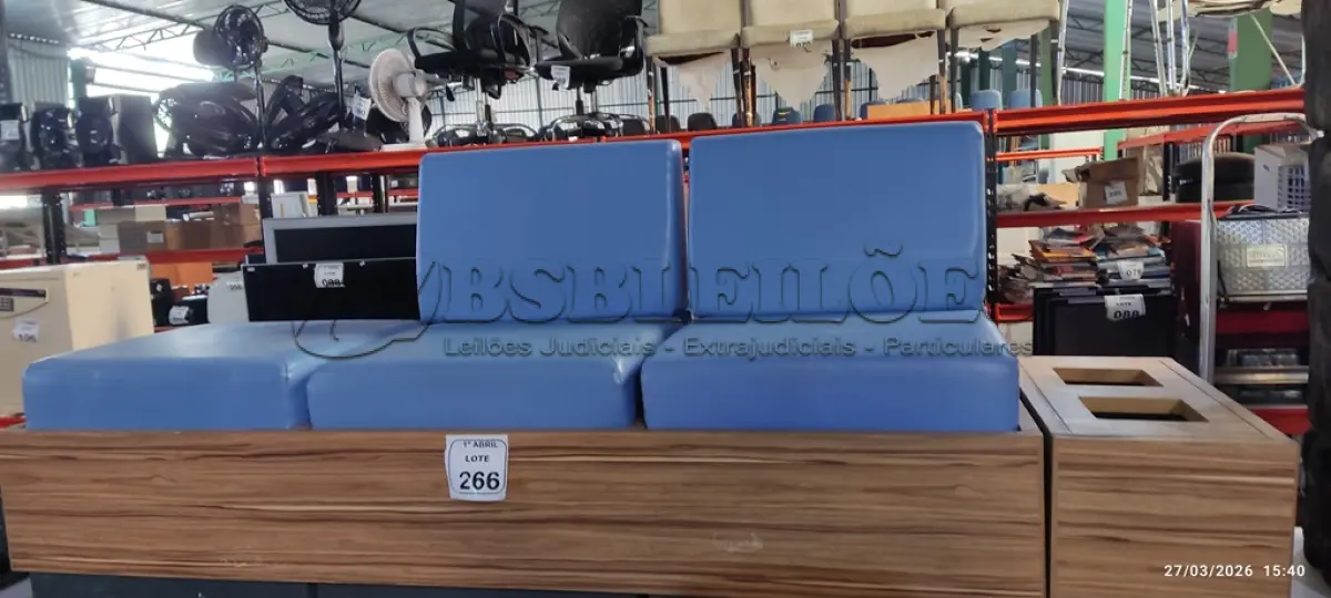 LOTE 266 - 01 SOFÁ DE 03 LUGARES COM ESTOFADO NA COR AZUL COM BASE DE MADEIRA E ESTRUTURA METÁLICA SUPORTE LATERAL. (NO ESTADO) ATENÇÃO! FAZER A VISITAÇÃO ANTES DE ARREMATAR, NÃO SABEMOS SE FUNCIONA, LEILÃO NÃO TEM GARANTIA E NEM DEVOLUÇÃO, SUJEITO A POSSÍVEIS AVARIAS VISÍVEIS/OCULTAS E/OU AUSÊNCIA DE COMPONENTES.