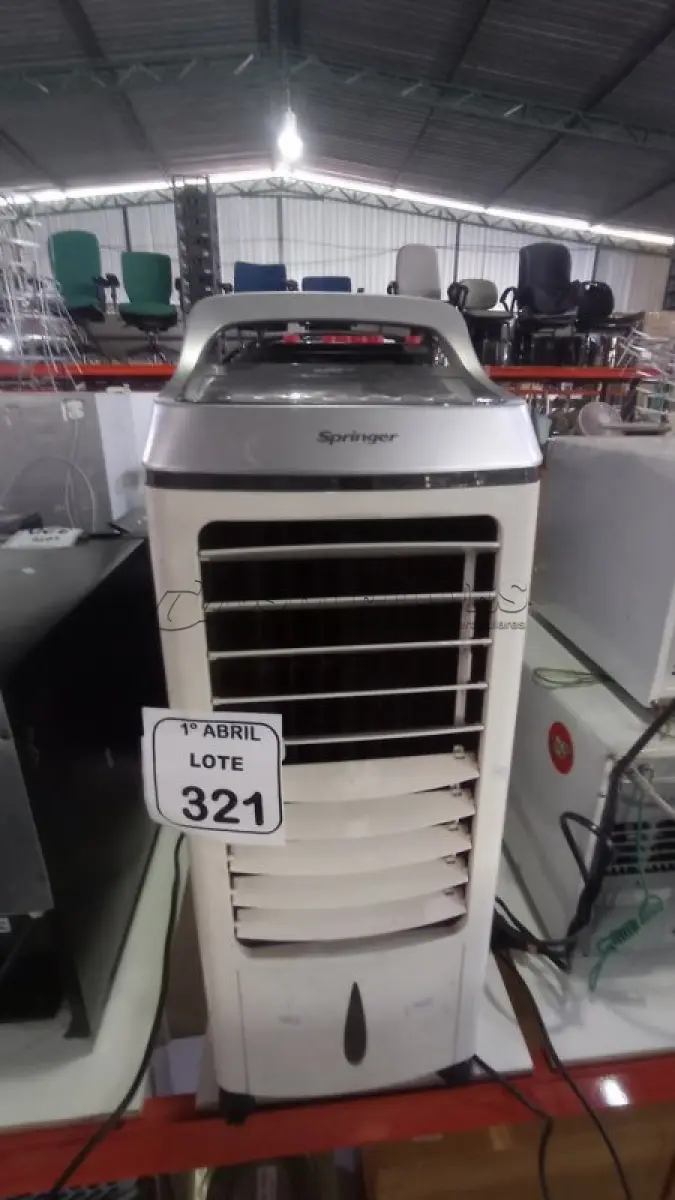 LOTE 321 - 01 CLIMATIZADOR DE AR 220 MARCA AMVOX E 01 CLIMATIZADOR DE AR 200V MARCA SPRINGER. (NO ESTADO) ATENÇÃO! FAZER A VISITAÇÃO ANTES DE ARREMATAR, NÃO SABEMOS SE FUNCIONA, LEILÃO NÃO TEM GARANTIA E NEM DEVOLUÇÃO, SUJEITO A POSSÍVEIS AVARIAS VISÍVEIS/OCULTAS E/OU AUSÊNCIA DE COMPONENTES.