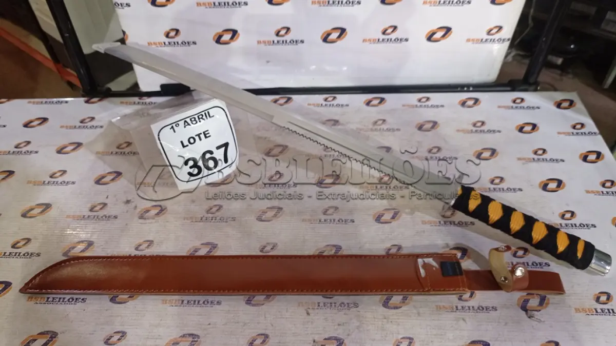 LOTE 367 - 01 FACÃO TIPO KATANA COM LÂMINA DE 50CM. (NO ESTADO) ATENÇÃO! FAZER A VISITAÇÃO ANTES DE ARREMATAR, NÃO SABEMOS SE FUNCIONA, LEILÃO NÃO TEM GARANTIA E NEM DEVOLUÇÃO, SUJEITO A POSSÍVEIS AVARIAS VISÍVEIS/OCULTAS E/OU AUSÊNCIA DE COMPONENTES.
