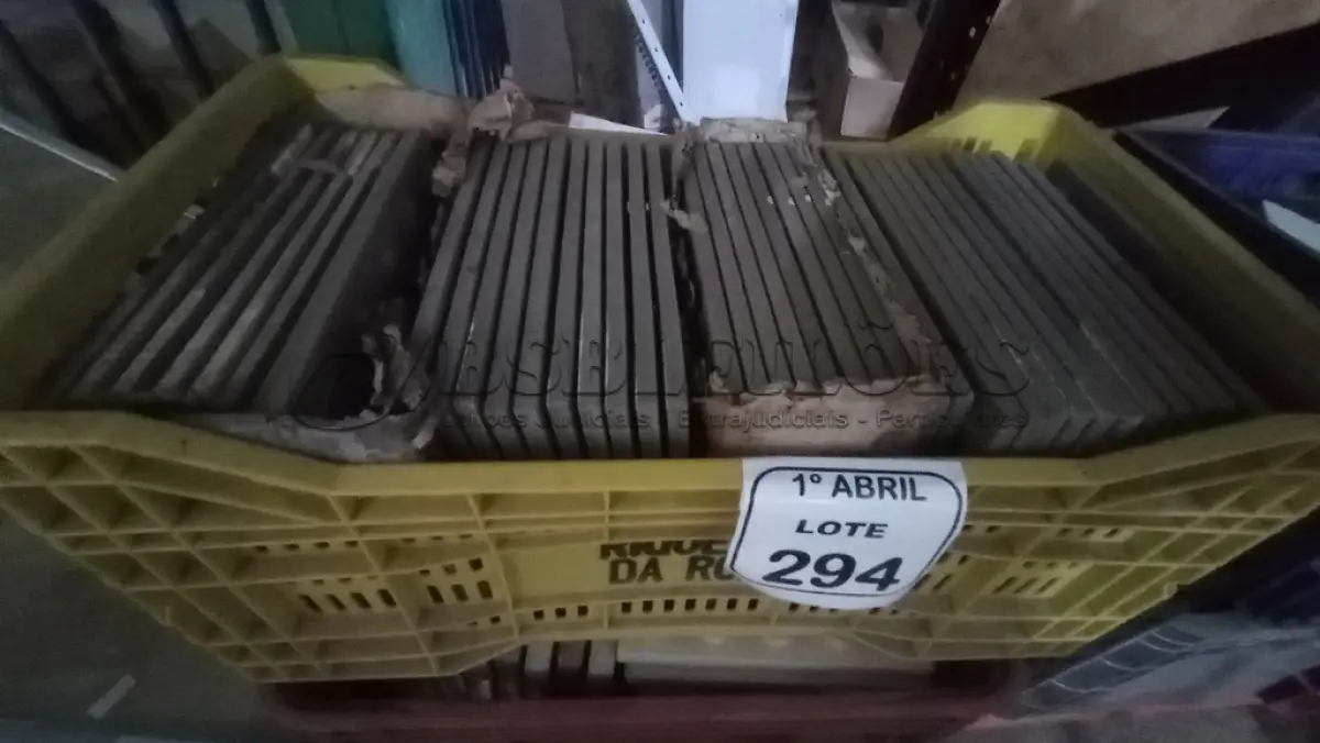 LOTE 294 - 01 LOTE COM 03 CAIXAS COM PISO TÁTIL. (NO ESTADO) ATENÇÃO! FAZER A VISITAÇÃO ANTES DE ARREMATAR, NÃO SABEMOS SE FUNCIONA, LEILÃO NÃO TEM GARANTIA E NEM DEVOLUÇÃO, SUJEITO A POSSÍVEIS AVARIAS VISÍVEIS/OCULTAS E/OU AUSÊNCIA DE COMPONENTES.