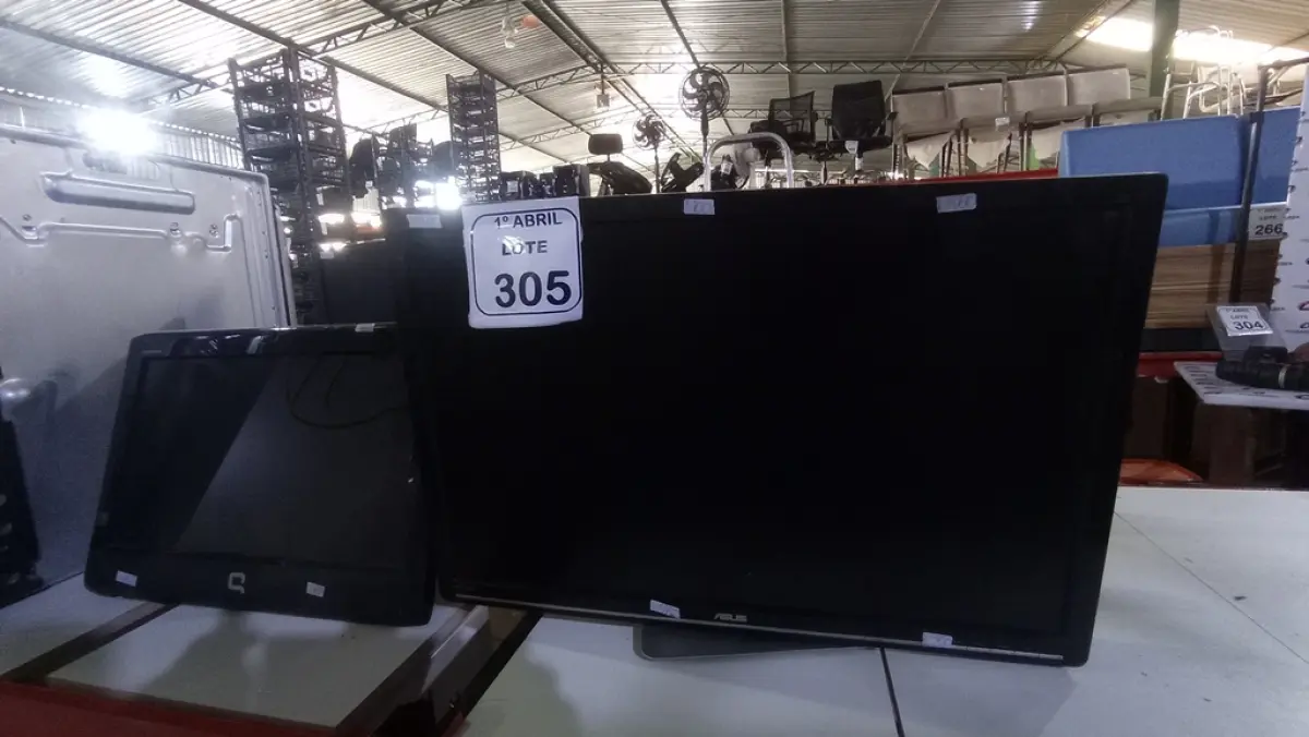 LOTE 305 - 01 ALL IN ONE MARCA COMPAQ E 03MONITORESDE MARCAS E MODELO DIVRSOS. (NO ESTADO) ATENÇÃO! FAZER A VISITAÇÃO ANTES DE ARREMATAR, NÃO SABEMOS SE FUNCIONA, LEILÃO NÃO TEM GARANTIA E NEM DEVOLUÇÃO, SUJEITO A POSSÍVEIS AVARIAS VISÍVEIS/OCULTAS E/OU AUSÊNCIA DE COMPONENTES.