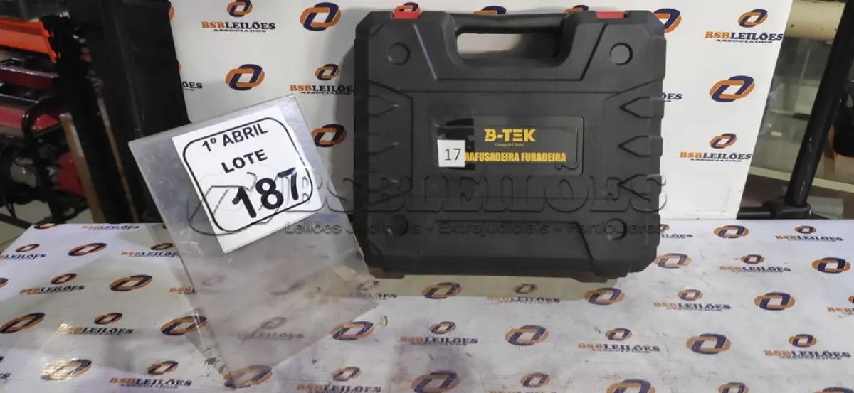 LOTE 187 - 01 PARAFUSADEIRA A BATERIA 12V COM MALETA E ACESSÓRIOS ( PRODUTO NOVO). (NO ESTADO) ATENÇÃO! FAZER A VISITAÇÃO ANTES DE ARREMATAR, NÃO SABEMOS SE FUNCIONA, LEILÃO NÃO TEM GARANTIA E NEM DEVOLUÇÃO, SUJEITO A POSSÍVEIS AVARIAS VISÍVEIS/OCULTAS E/OU AUSÊNCIA DE COMPONENTES.